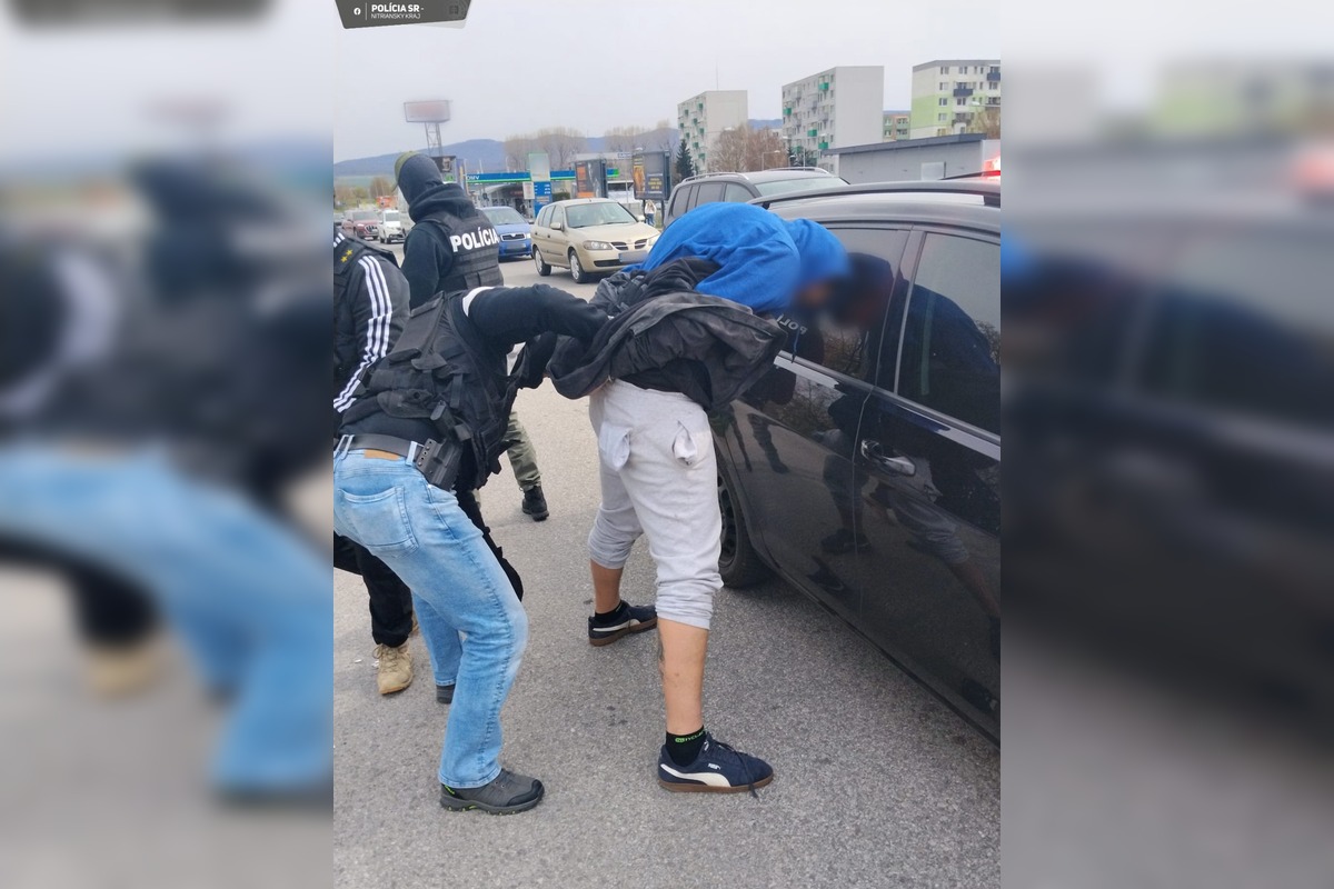 FOTO: Kriminalisti zadržali v Topoľčanoch muža, je podozrivý z obchodovania s heroínom, foto 4