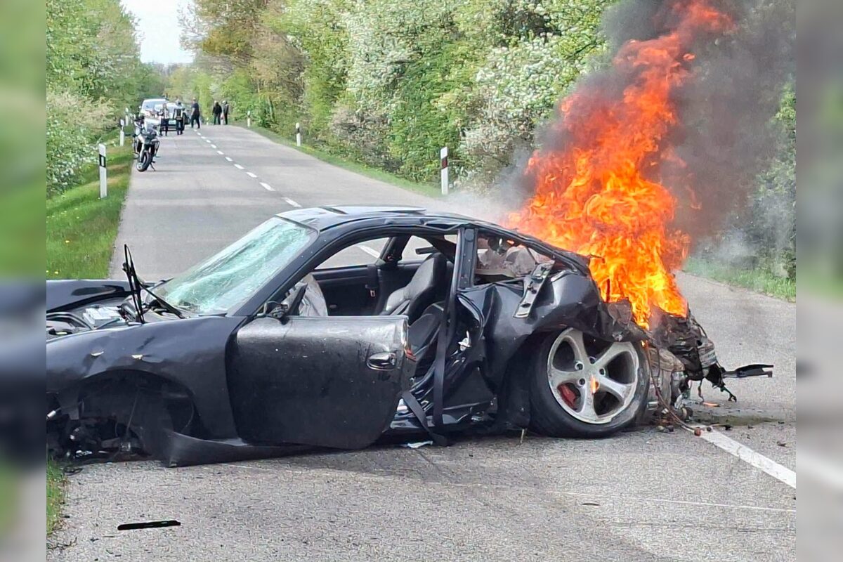 FOTO: Vážna nehoda medzi Žemberovcami a Ladzanmi: Porsche začalo po náraze horieť, foto 4