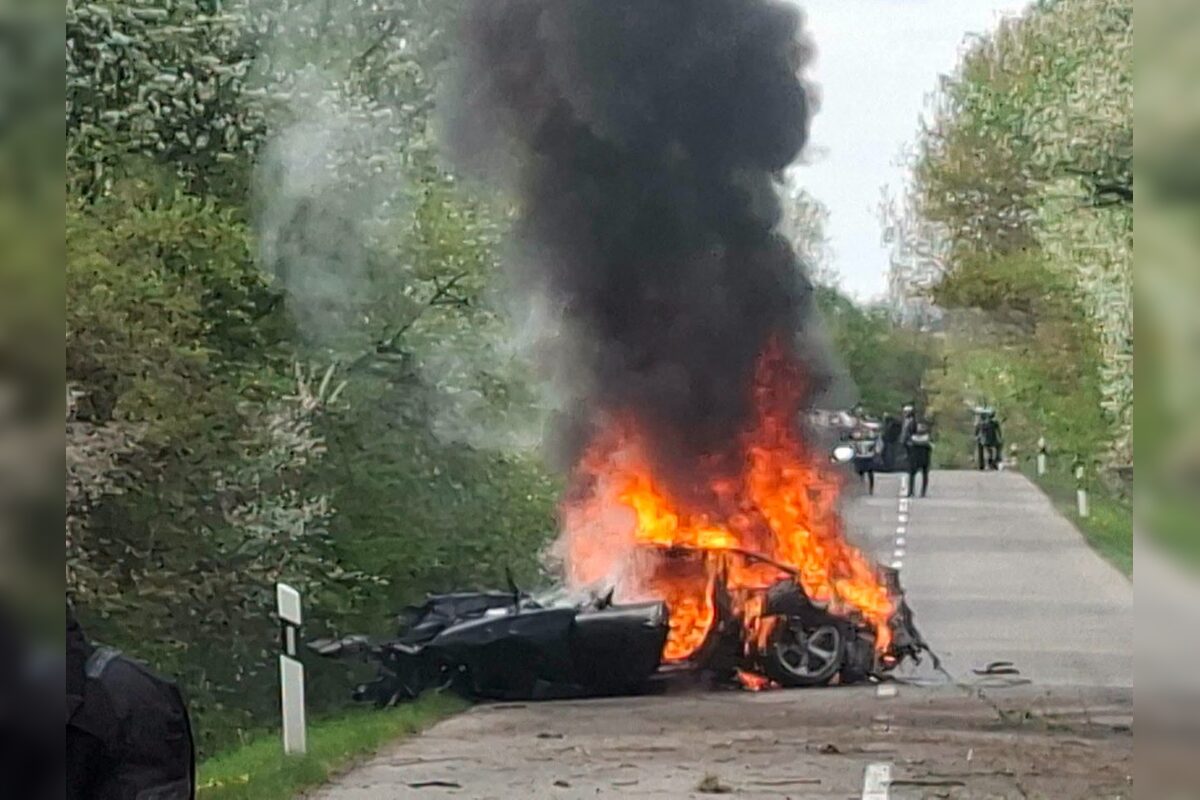 FOTO: Vážna nehoda medzi Žemberovcami a Ladzanmi: Porsche začalo po náraze horieť, foto 5