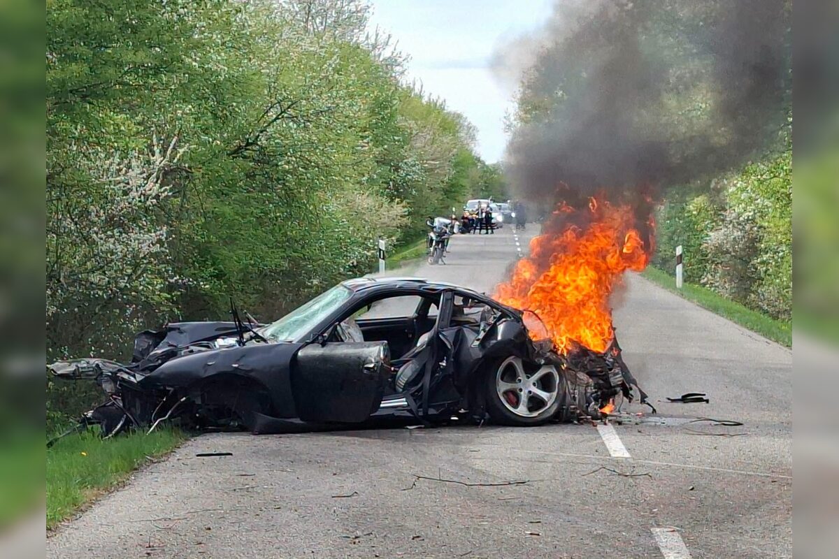 FOTO: Vážna nehoda medzi Žemberovcami a Ladzanmi: Porsche začalo po náraze horieť, foto 6