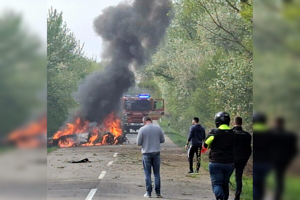 FOTO: Vážna nehoda medzi Žemberovcami a Ladzanmi: Porsche začalo po náraze horieť, foto 2