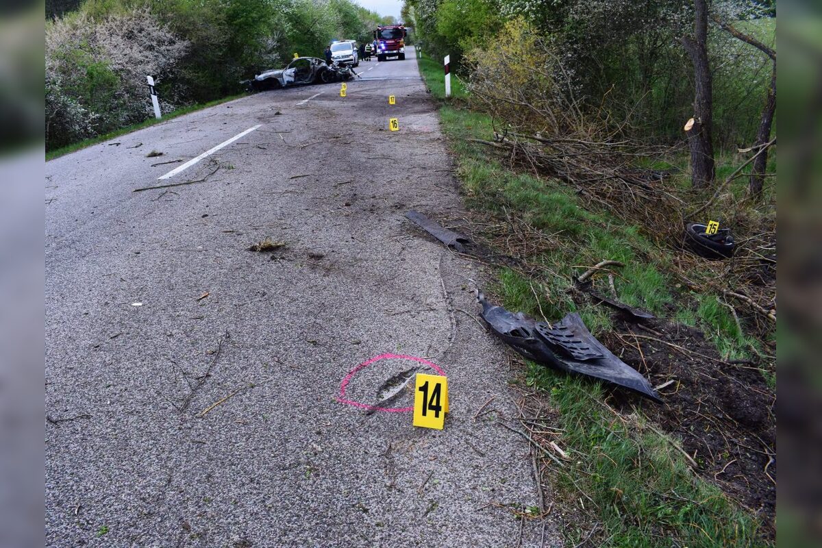 FOTO: Vážna nehoda medzi Žemberovcami a Ladzanmi: Porsche začalo po náraze horieť, foto 3