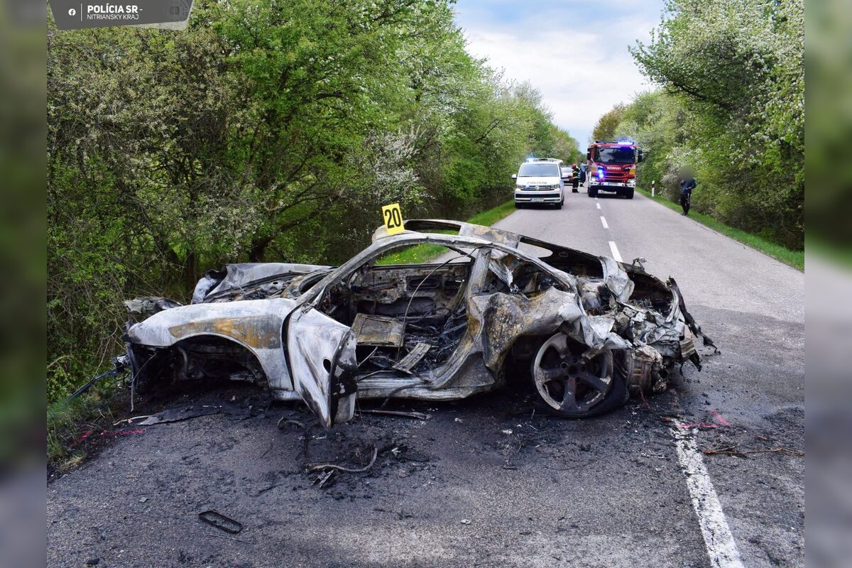 FOTO: Vážna nehoda medzi Žemberovcami a Ladzanmi: Porsche začalo po náraze horieť, foto 1