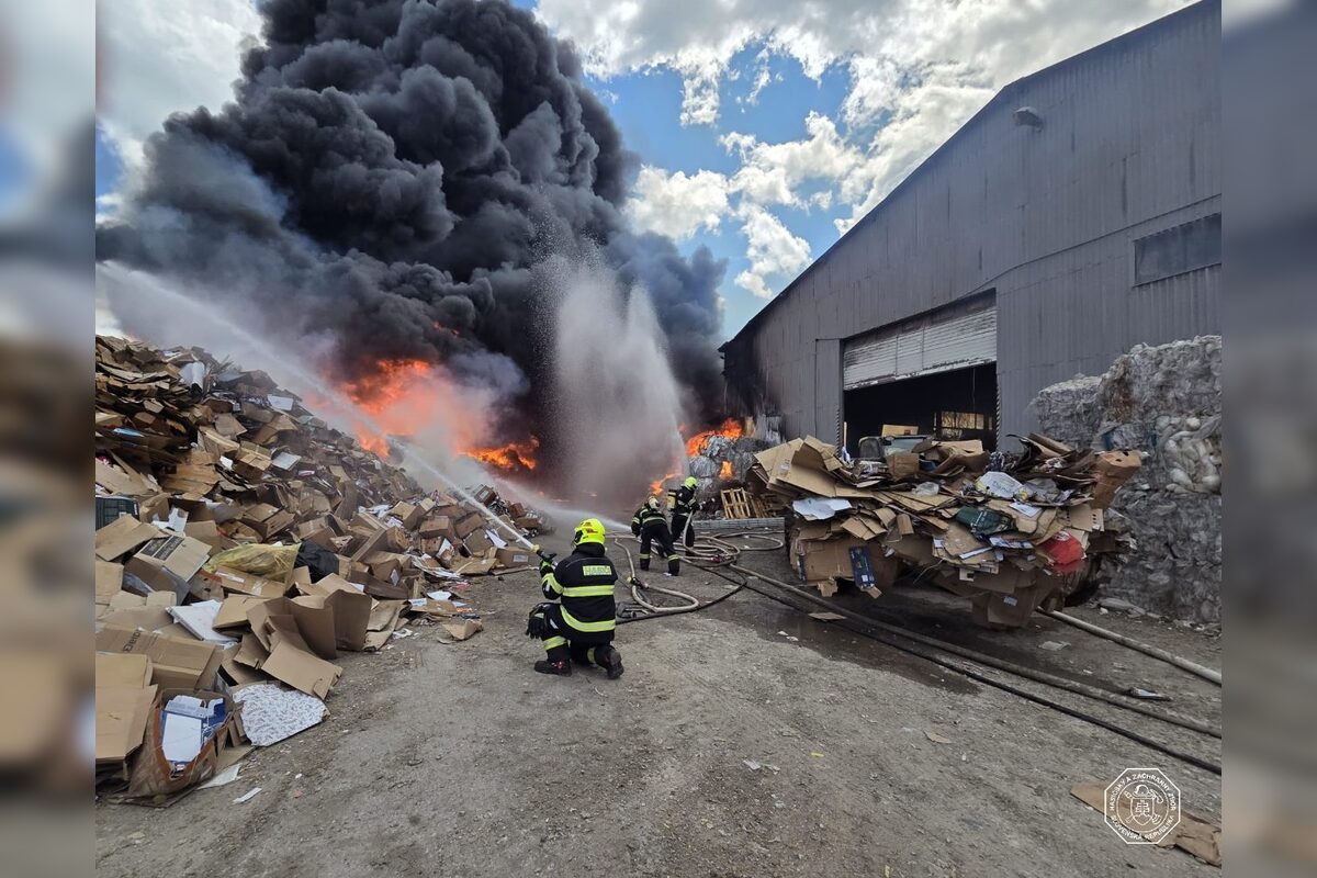 FOTO: Požiar v areáli spoločnosti v obci Bajč, foto 1