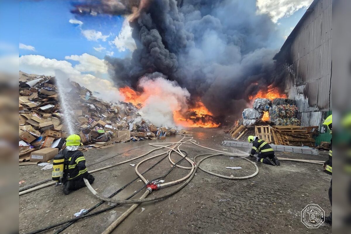 FOTO: Požiar v areáli spoločnosti v obci Bajč, foto 2