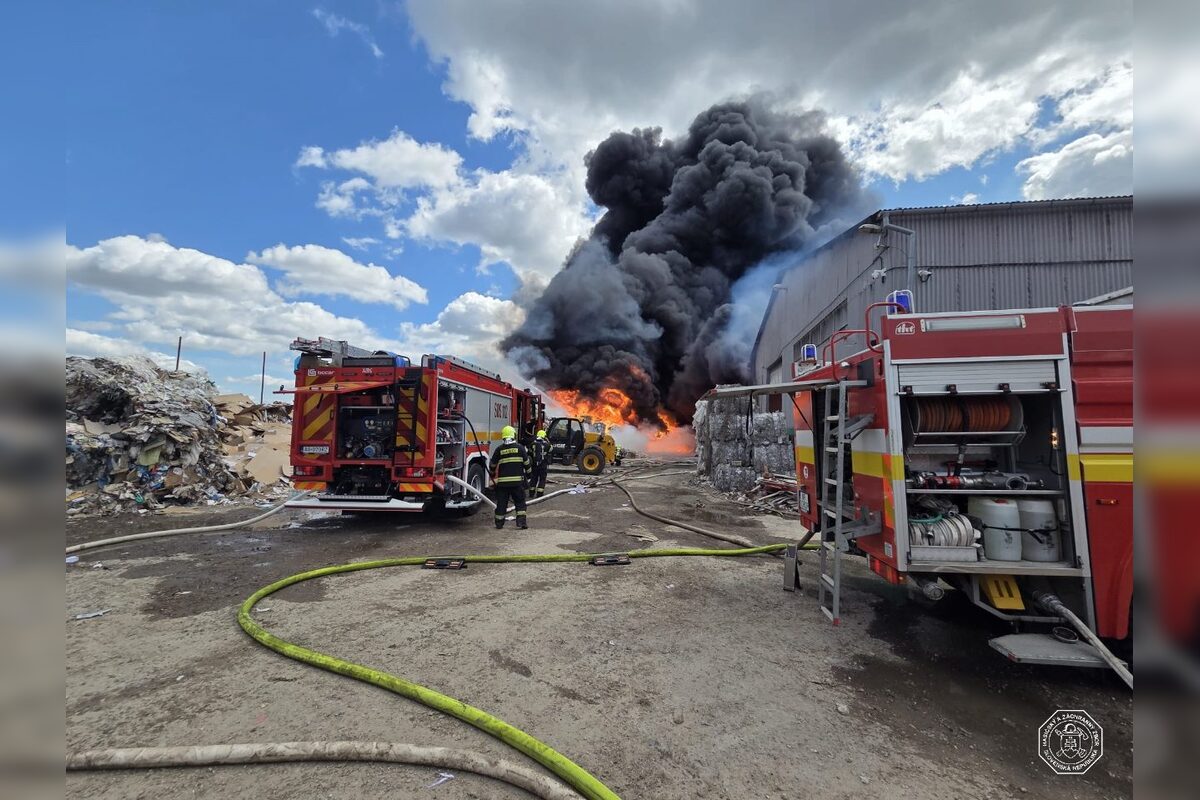 FOTO: Požiar v areáli spoločnosti v obci Bajč, foto 3