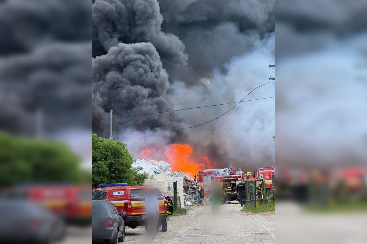 FOTO: Požiar v areáli spoločnosti v obci Bajč, foto 5