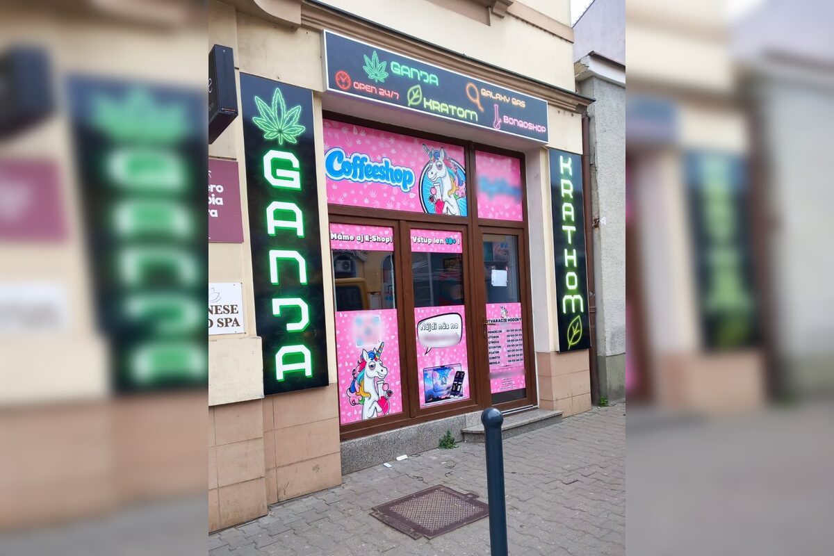 FOTO: Polícia zasiahla a odstránila z Nitry kontroverzný ružový automat HighPony, foto 1