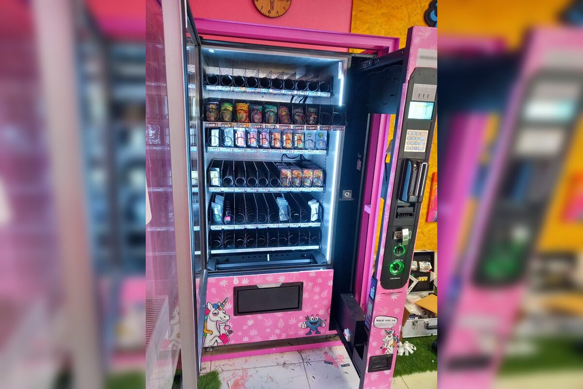 FOTO: Polícia zasiahla a odstránila z Nitry kontroverzný ružový automat HighPony, foto 2