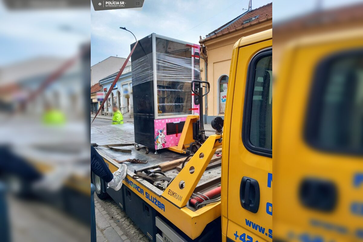FOTO: Polícia zasiahla a odstránila z Nitry kontroverzný ružový automat HighPony, foto 3