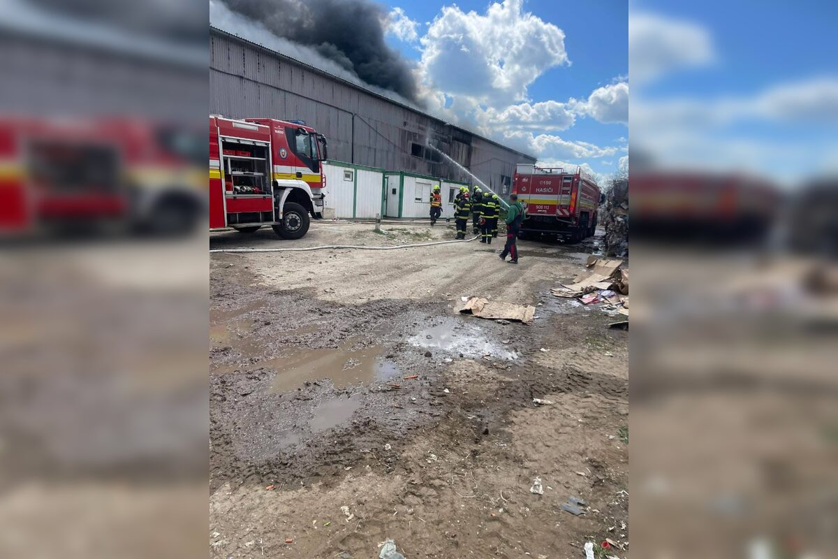 FOTO: Požiar v areáli spoločnosti v obci Bajč, foto 6