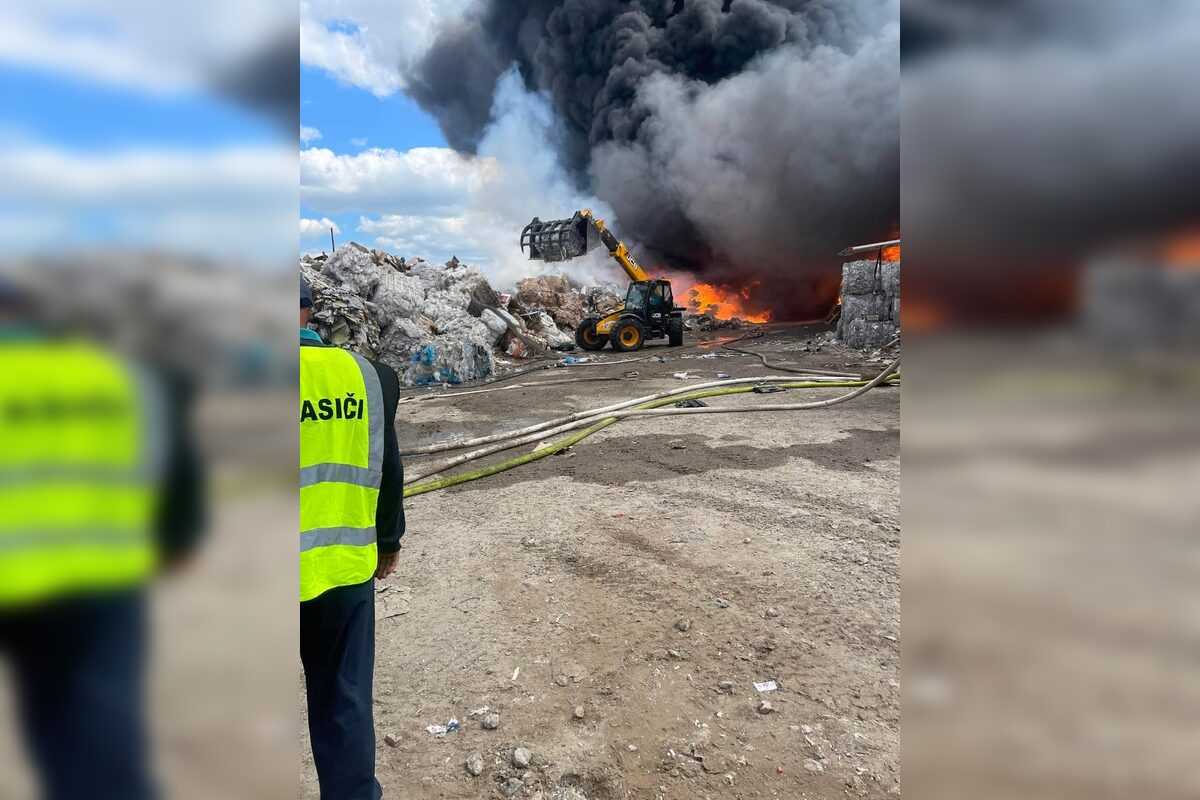 FOTO: Požiar v areáli spoločnosti v obci Bajč, foto 7