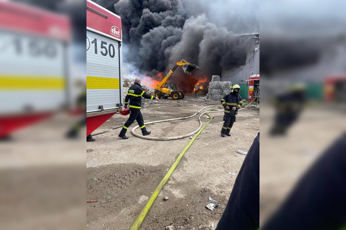 FOTO: Požiar v areáli spoločnosti v obci Bajč, foto 8