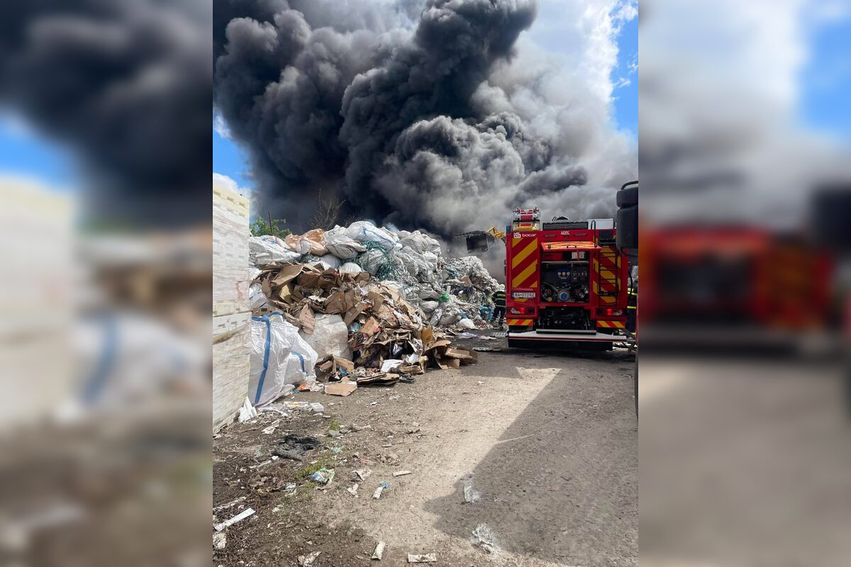 FOTO: Požiar v areáli spoločnosti v obci Bajč, foto 9