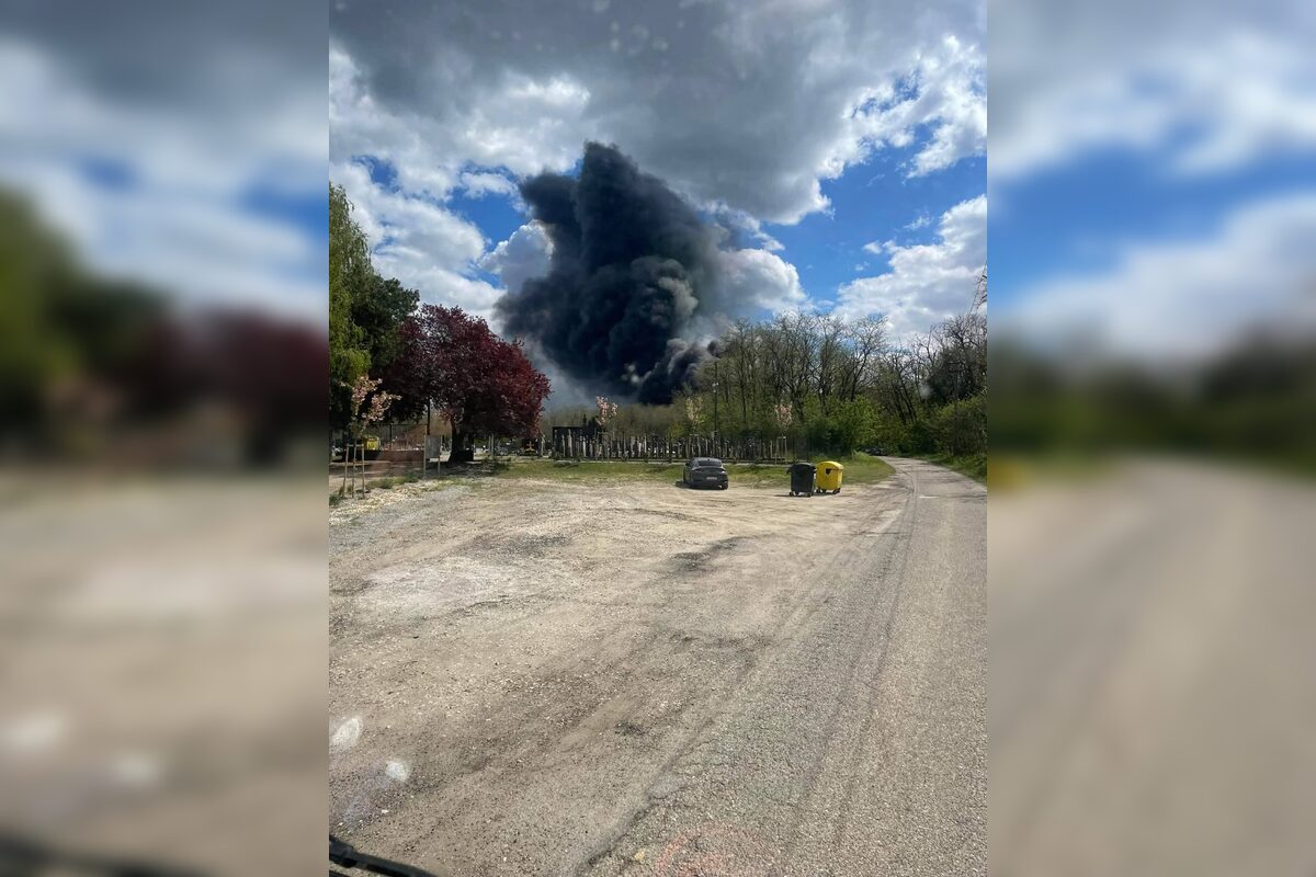 FOTO: Požiar v areáli spoločnosti v obci Bajč, foto 10