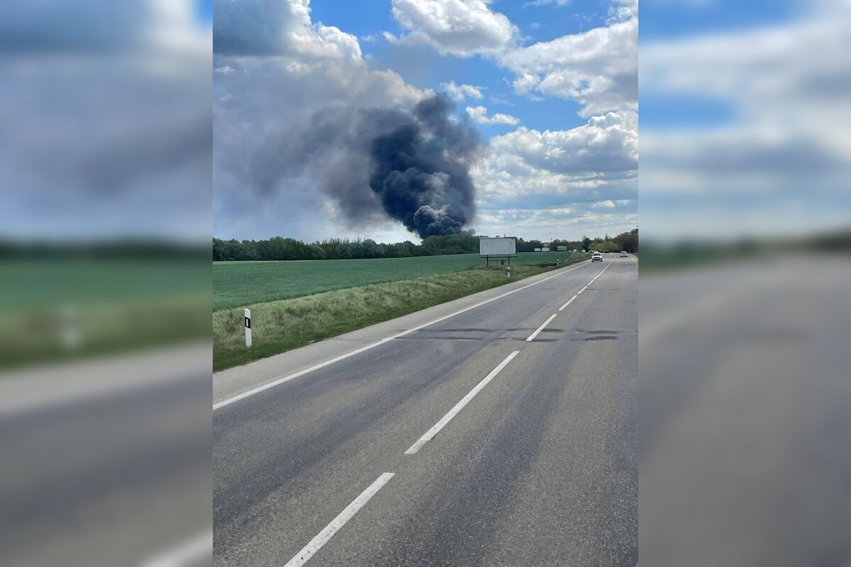 FOTO: Požiar v areáli spoločnosti v obci Bajč, foto 11