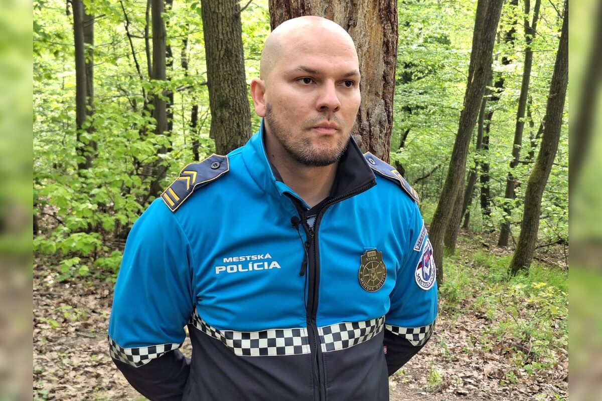 FOTO: Medveď zanechal v lese nad Nitrou jasné stopy, ukázali ich príslušníci polície, foto 2