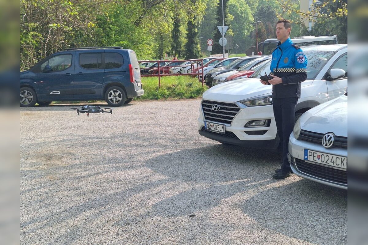 FOTO: Medveď zanechal v lese nad Nitrou jasné stopy, ukázali ich príslušníci polície, foto 3