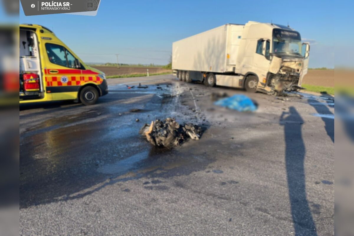 FOTO: Tragická zrážka motorkára s kamiónom za Novými Zámkami , foto 5