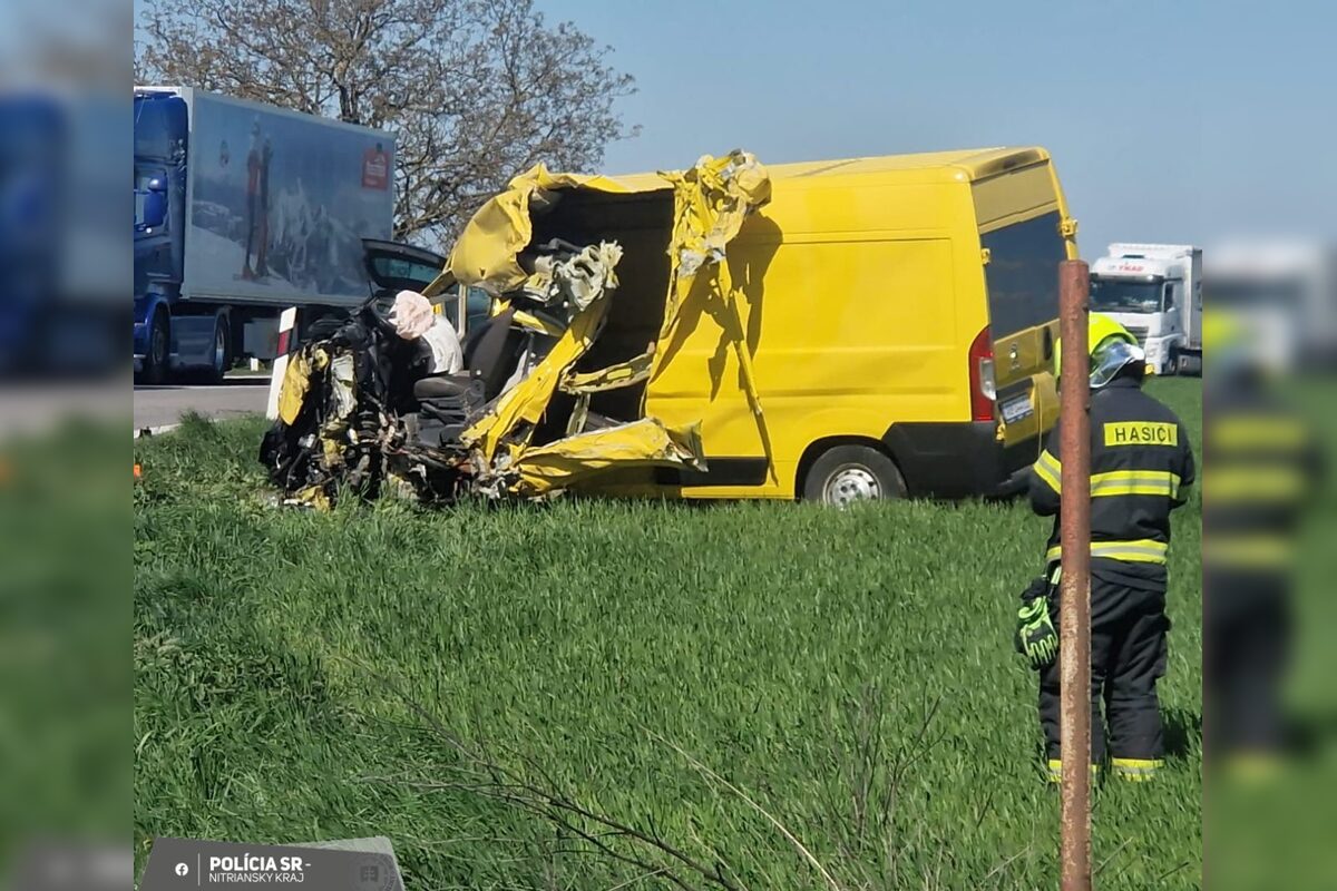FOTO: Zrážka kamióna s dodávkou medzi Nitrou a Rišňovcami , foto 1