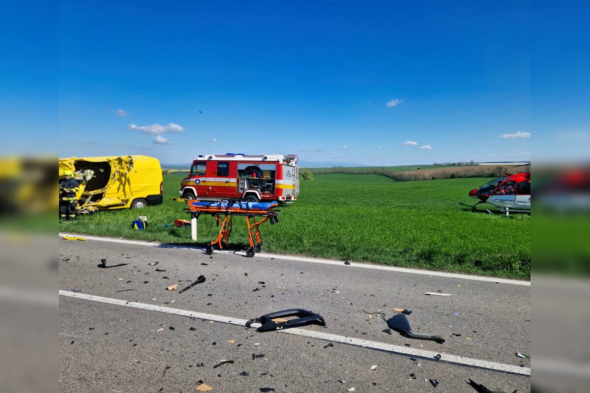 FOTO: Zrážka kamióna s dodávkou medzi Nitrou a Rišňovcami , foto 3