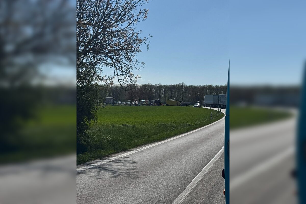 FOTO: Zrážka kamióna s dodávkou medzi Nitrou a Rišňovcami , foto 4