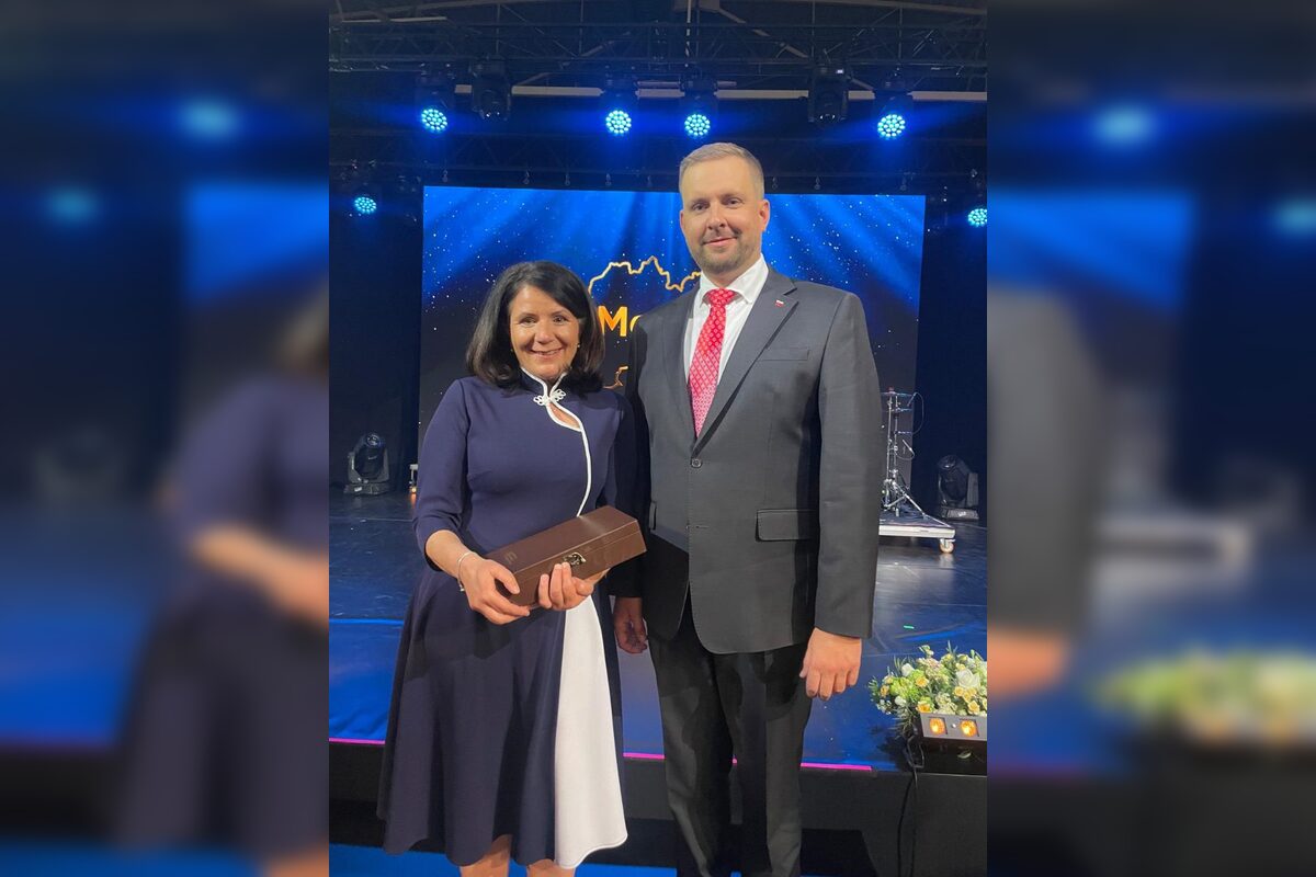FOTO: Sestra si prevzala cenu za dlhoročnú prácu na podujatí MediFutura., foto 1