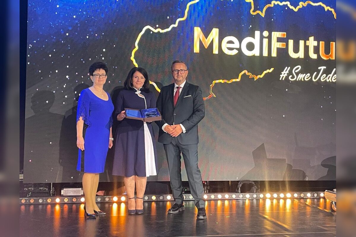 FOTO: Sestra si prevzala cenu za dlhoročnú prácu na podujatí MediFutura., foto 2