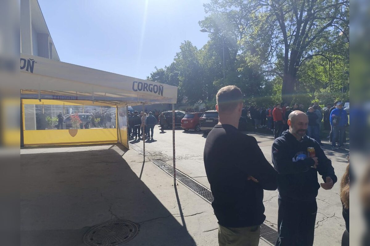 FOTO: Pred nitrianskym štadiónom stálo množstvo záujemcov o lístky, foto 1