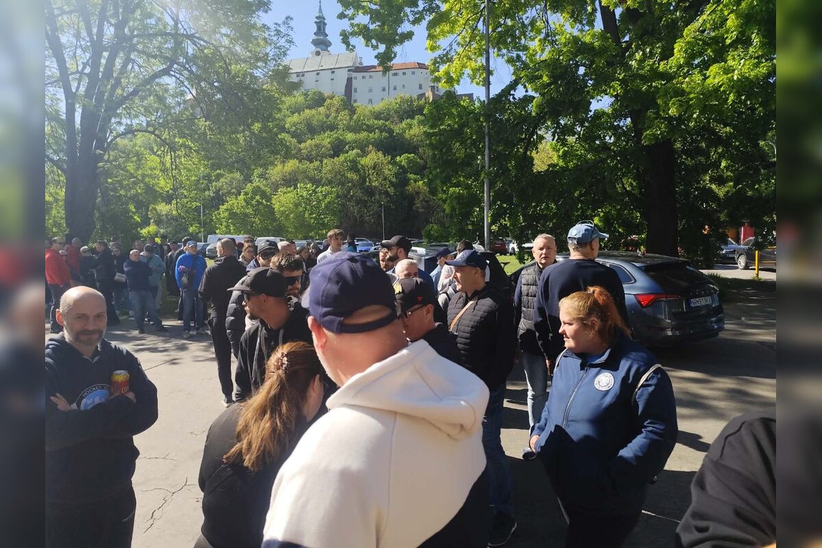 FOTO: Pred nitrianskym štadiónom stálo množstvo záujemcov o lístky, foto 2