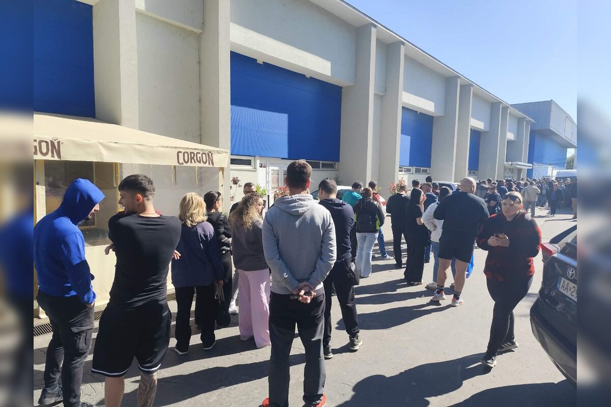 FOTO: Pred nitrianskym štadiónom stálo množstvo záujemcov o lístky, foto 4