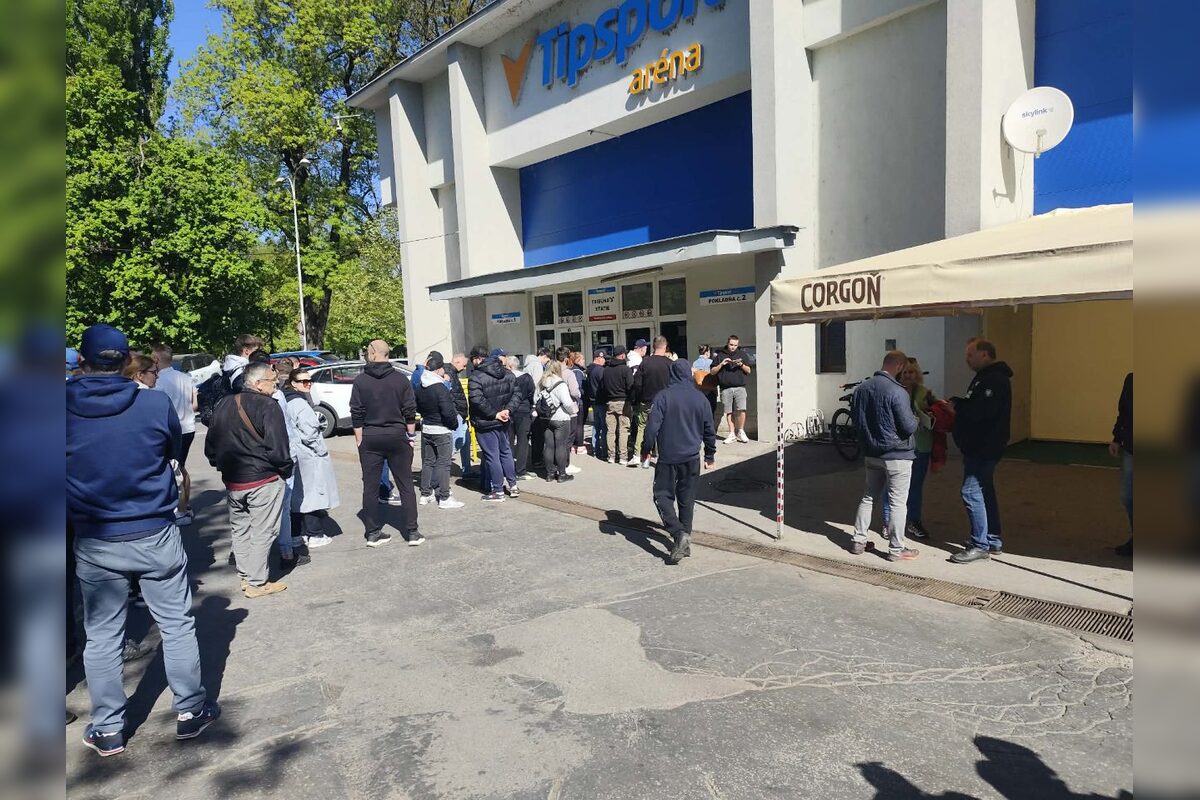 FOTO: Pred nitrianskym štadiónom stálo množstvo záujemcov o lístky, foto 6