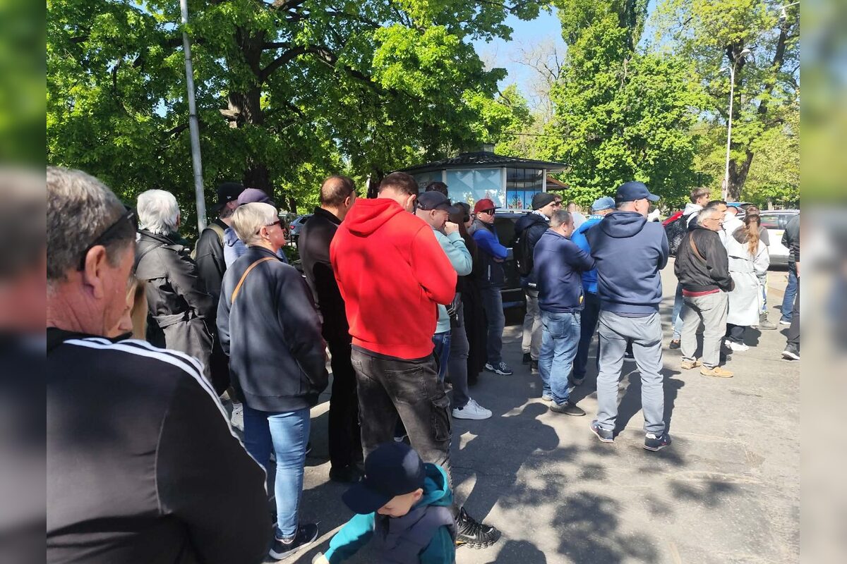 FOTO: Pred nitrianskym štadiónom stálo množstvo záujemcov o lístky, foto 7