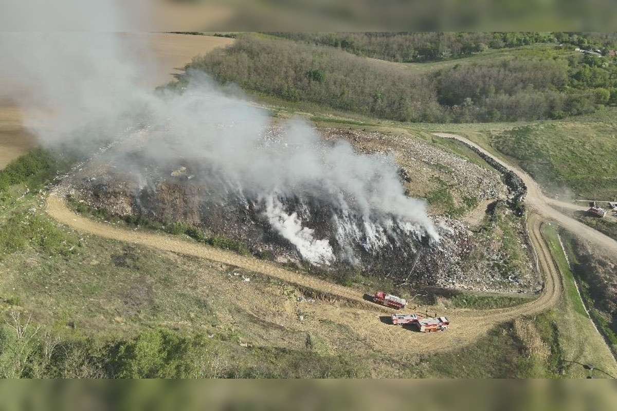 FOTO: Plamene na skládke odpadu. Hasiči bojovali s ohňom pri Zlatých Moravciach, príčinu skúmajú, foto 3