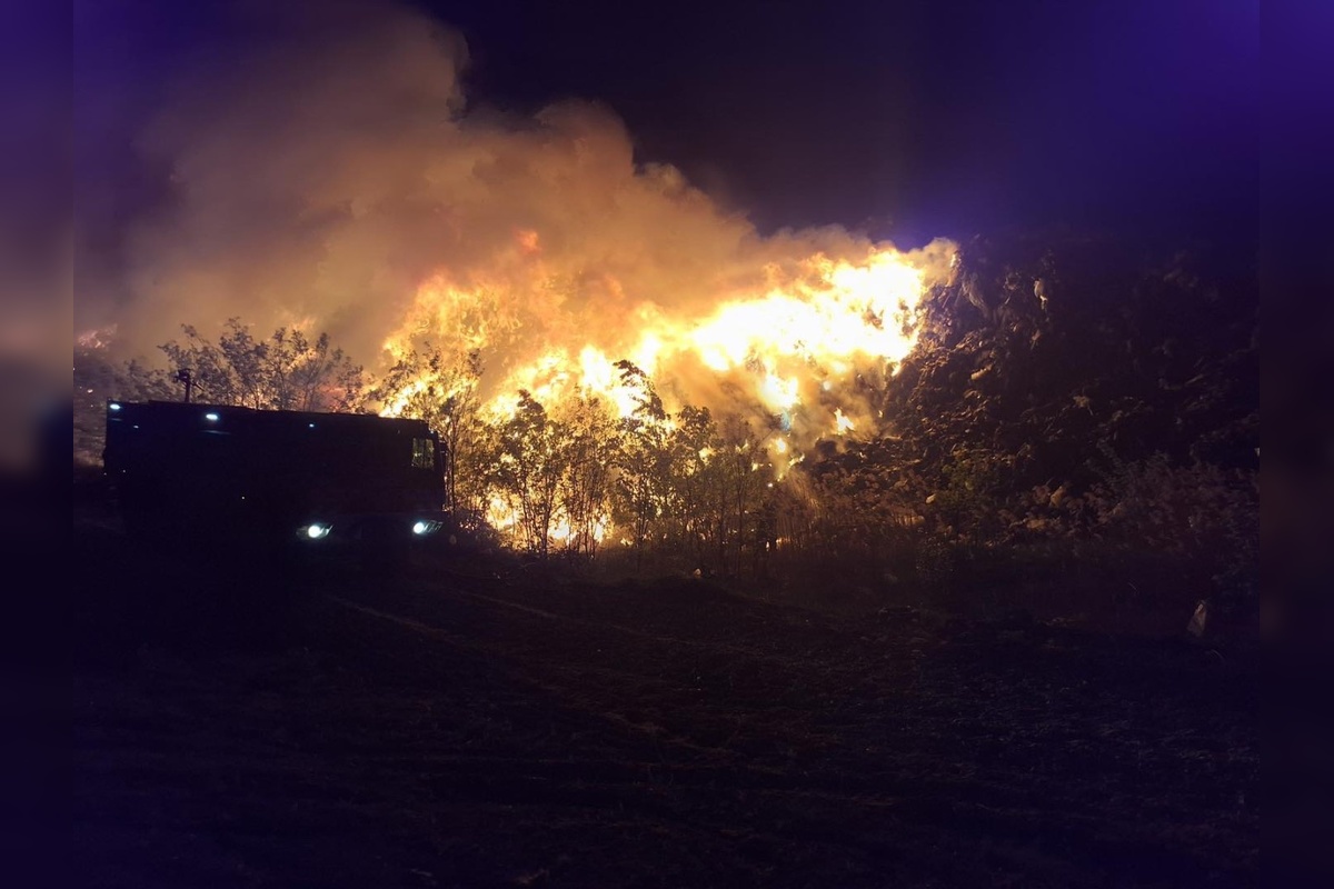 FOTO: Plamene na skládke odpadu. Hasiči bojovali s ohňom pri Zlatých Moravciach, príčinu skúmajú, foto 4