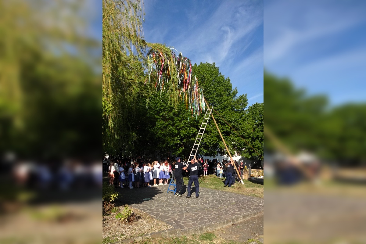 FOTO: Máje už stoja. Obce v Nitrianskom kraji ožili tradíciami, nechýbal spev ani plné námestia, foto 1