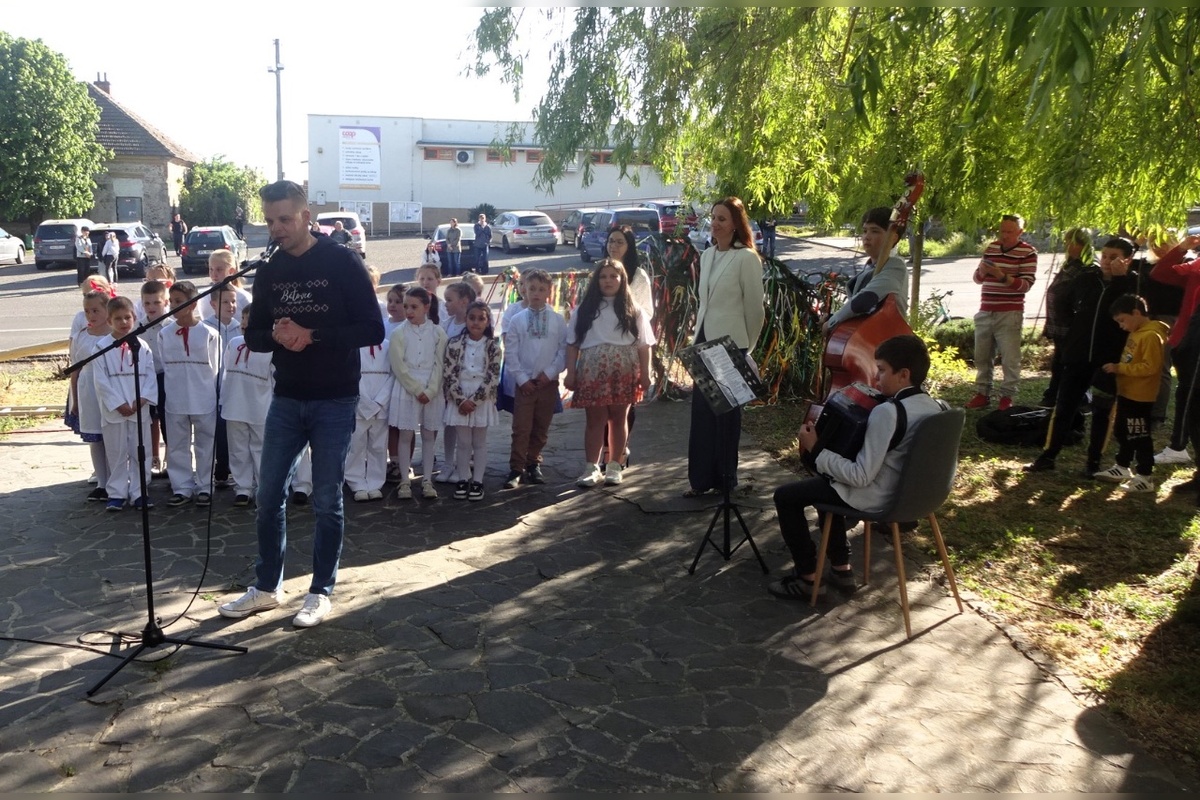FOTO: Máje už stoja. Obce v Nitrianskom kraji ožili tradíciami, nechýbal spev ani plné námestia, foto 2