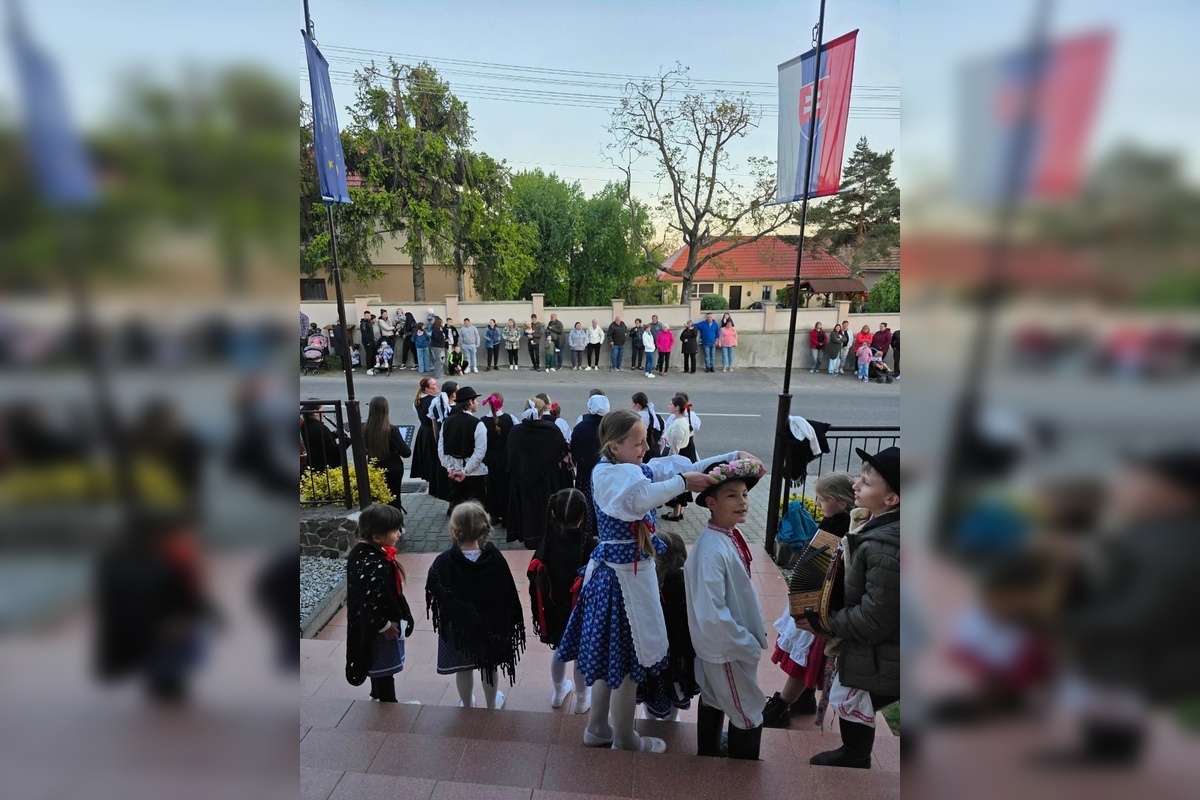 FOTO: Máje už stoja. Obce v Nitrianskom kraji ožili tradíciami, nechýbal spev ani plné námestia, foto 4
