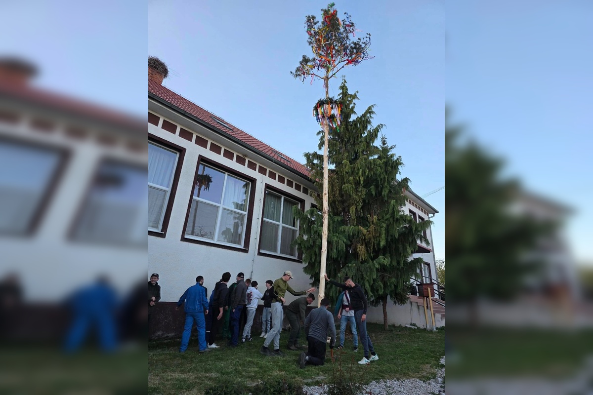 FOTO: Máje už stoja. Obce v Nitrianskom kraji ožili tradíciami, nechýbal spev ani plné námestia, foto 5