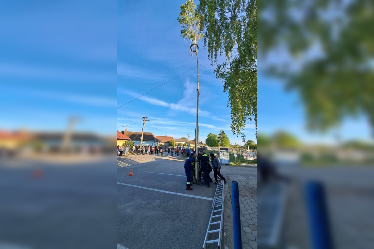 FOTO: Máje už stoja. Obce v Nitrianskom kraji ožili tradíciami, nechýbal spev ani plné námestia, foto 7