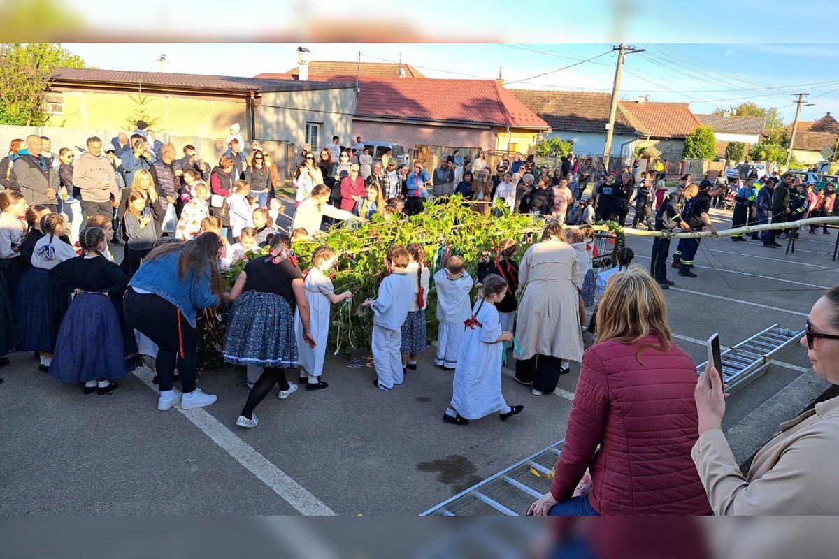 FOTO: Máje už stoja. Obce v Nitrianskom kraji ožili tradíciami, nechýbal spev ani plné námestia, foto 8