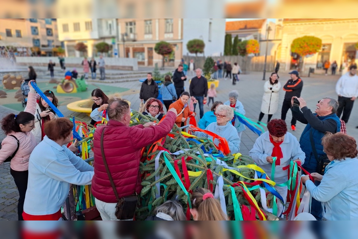 FOTO: Máje už stoja. Obce v Nitrianskom kraji ožili tradíciami, nechýbal spev ani plné námestia, foto 10