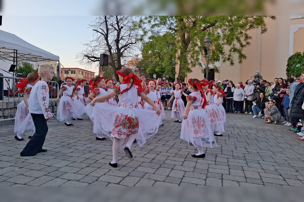 FOTO: Máje už stoja. Obce v Nitrianskom kraji ožili tradíciami, nechýbal spev ani plné námestia, foto 11