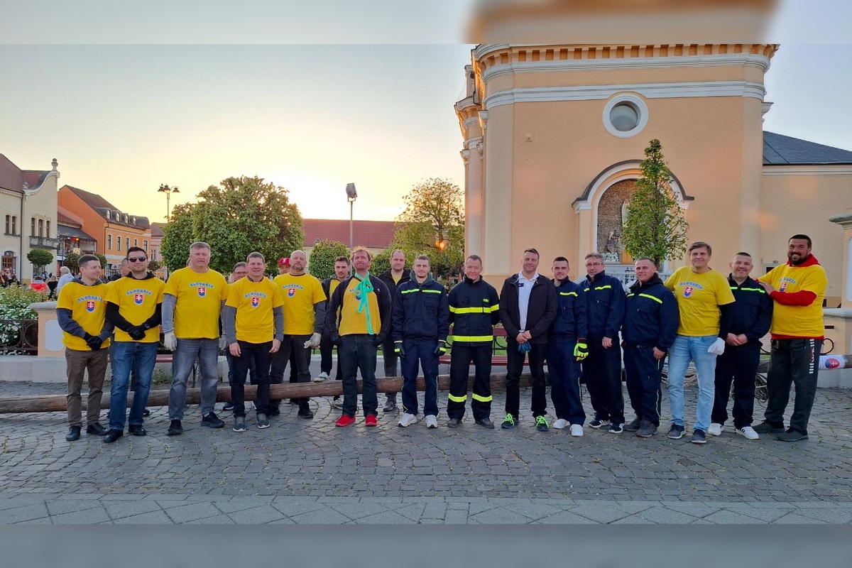 FOTO: Máje už stoja. Obce v Nitrianskom kraji ožili tradíciami, nechýbal spev ani plné námestia, foto 14