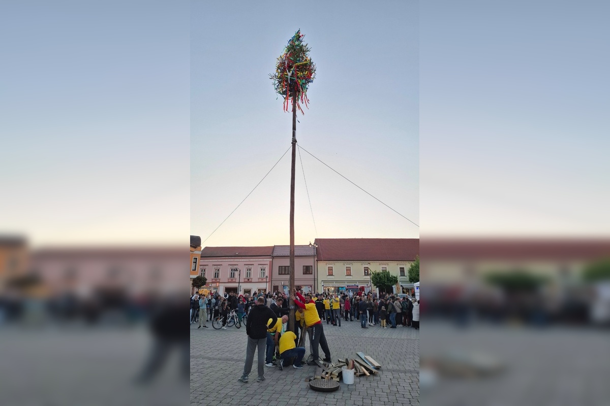 FOTO: Máje už stoja. Obce v Nitrianskom kraji ožili tradíciami, nechýbal spev ani plné námestia, foto 15