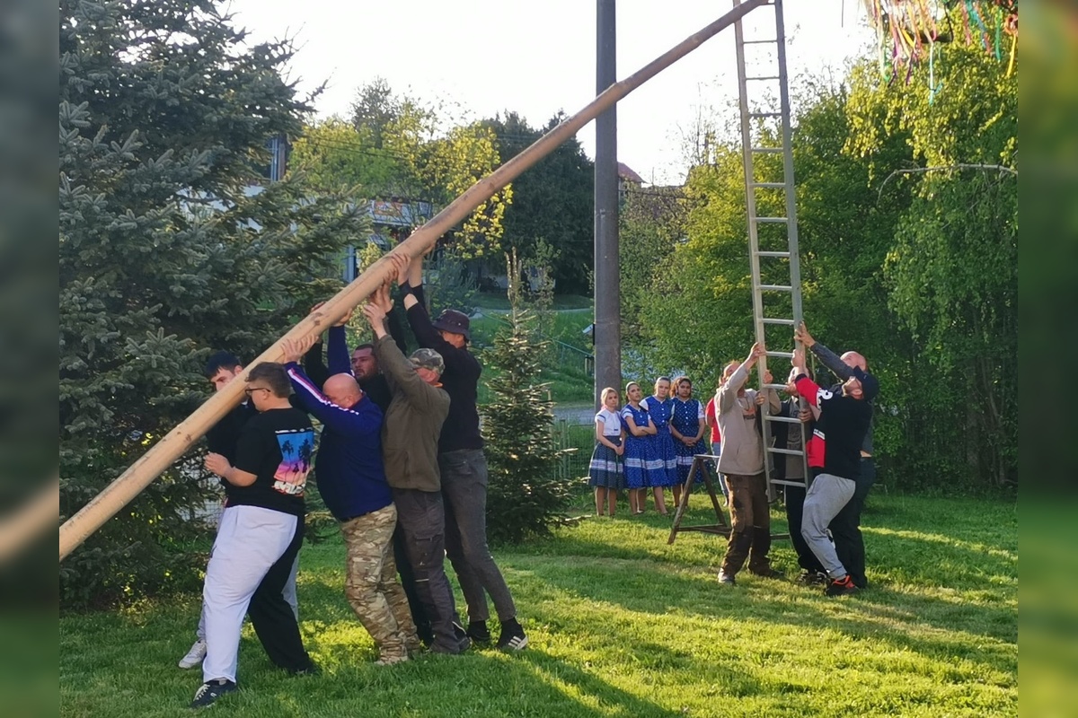 FOTO: Máje už stoja. Obce v Nitrianskom kraji ožili tradíciami, nechýbal spev ani plné námestia, foto 17
