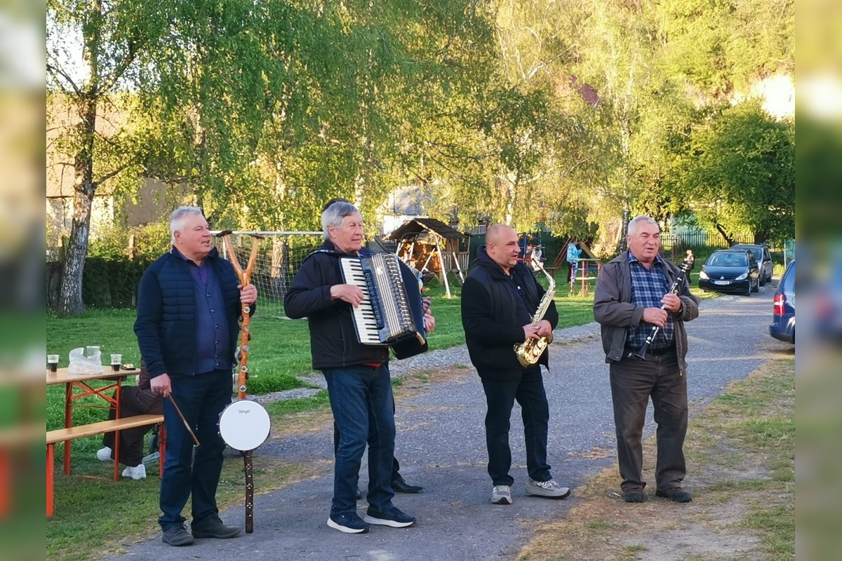FOTO: Máje už stoja. Obce v Nitrianskom kraji ožili tradíciami, nechýbal spev ani plné námestia, foto 18