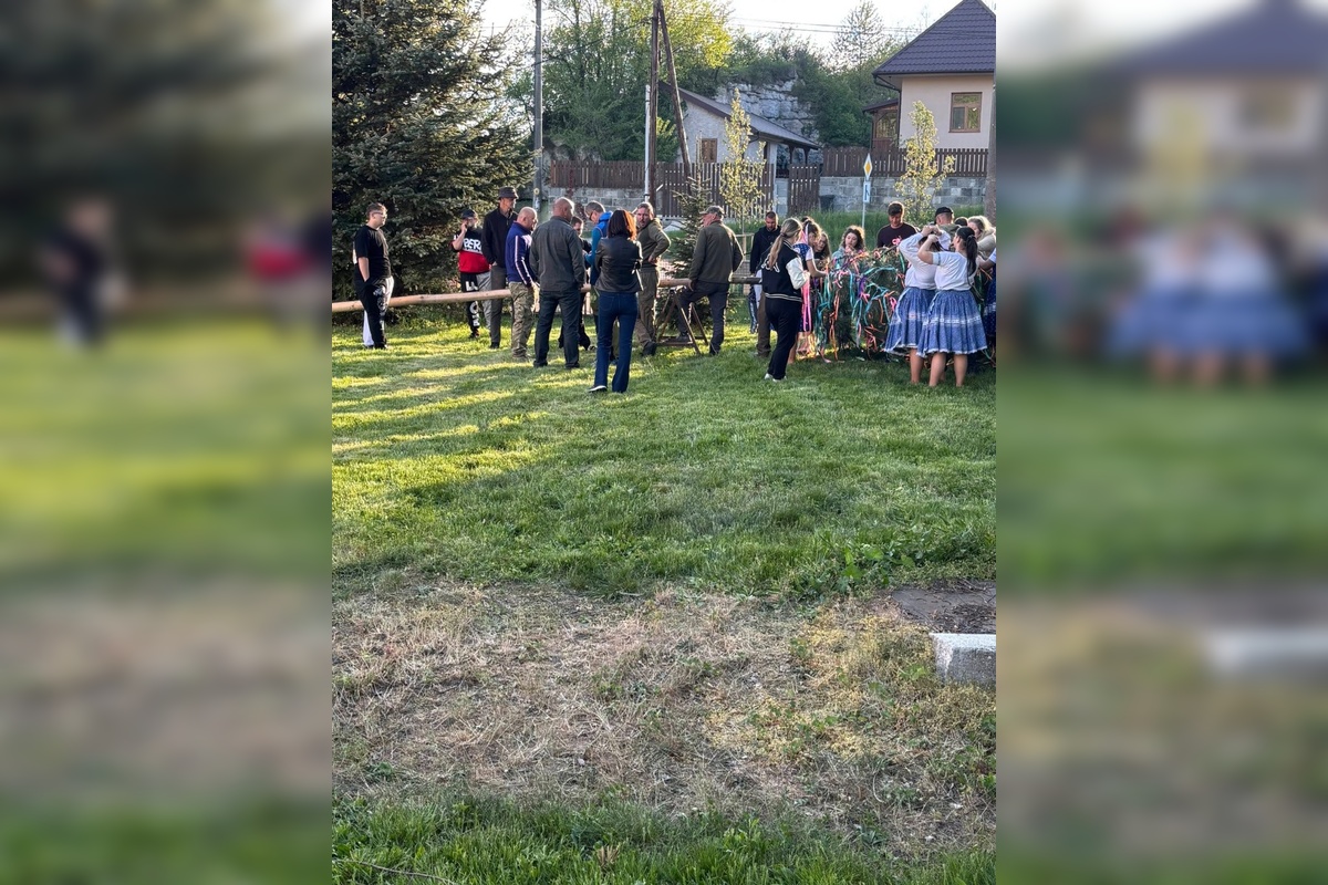 FOTO: Máje už stoja. Obce v Nitrianskom kraji ožili tradíciami, nechýbal spev ani plné námestia, foto 21