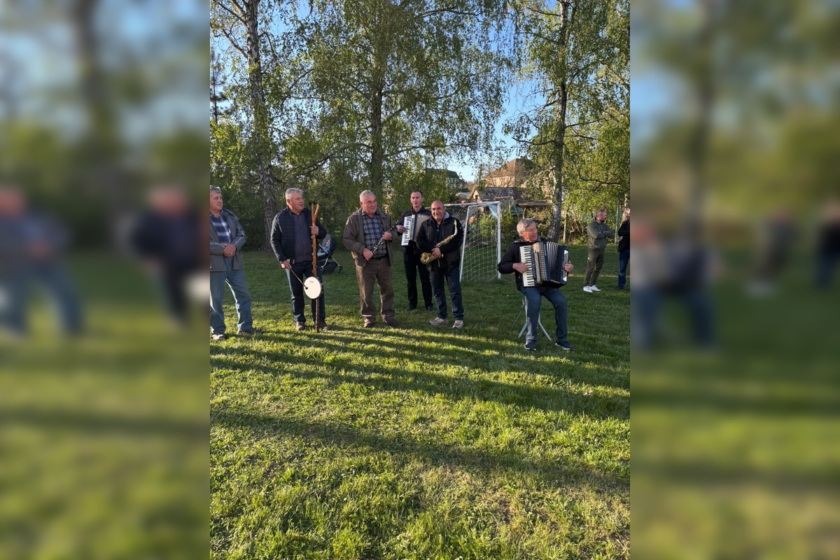 FOTO: Máje už stoja. Obce v Nitrianskom kraji ožili tradíciami, nechýbal spev ani plné námestia, foto 22