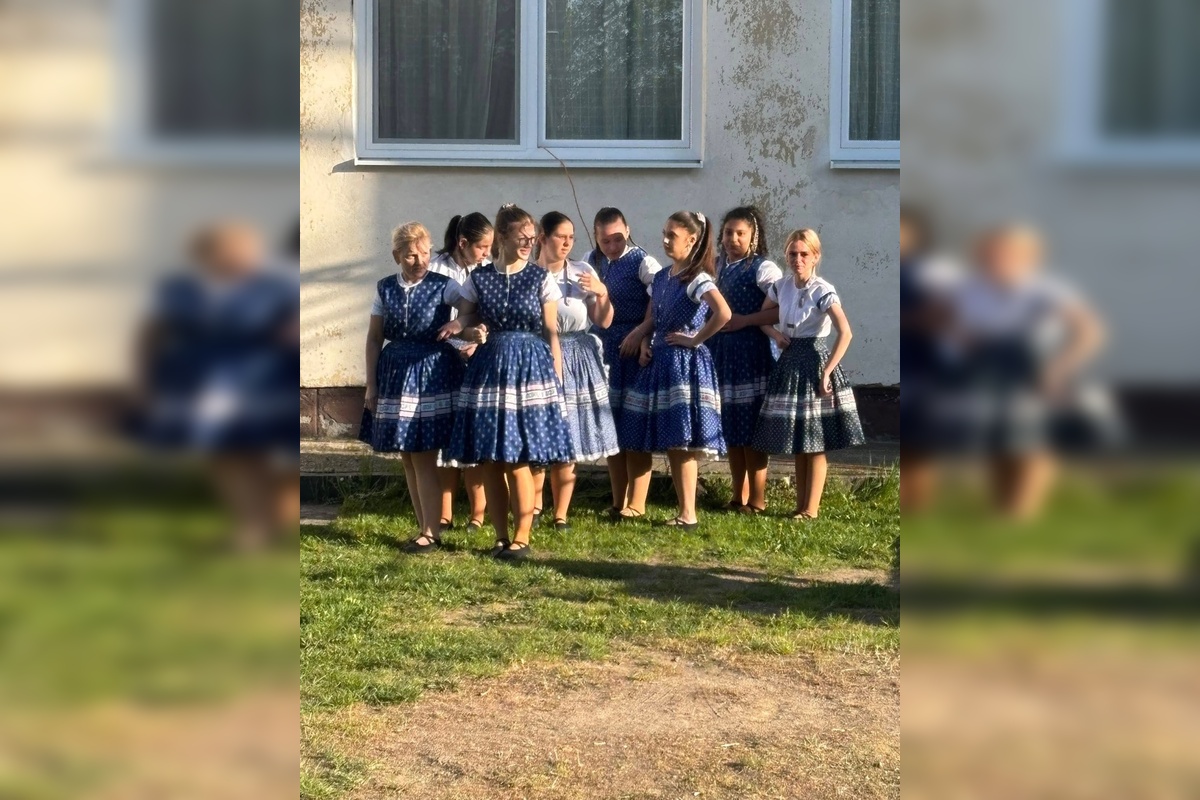 FOTO: Máje už stoja. Obce v Nitrianskom kraji ožili tradíciami, nechýbal spev ani plné námestia, foto 23